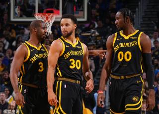 足球比赛中 足球比赛中